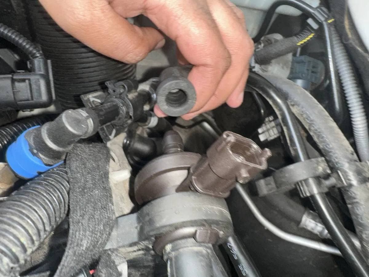 Fuel system component repair carried out under the bonnet
